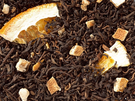 Losse pu-erh thee met limoen, sinaasappelschijfjes en citroenschil – fris en aards